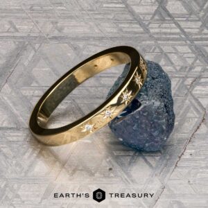 The "Astrea" band in 18K yellow gold