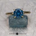 The "Flora" ring in 18K yellow gold with 1.83-carat Montana sapphire