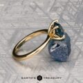 The "Flora" ring in 18K yellow gold with 1.83-carat Montana sapphire