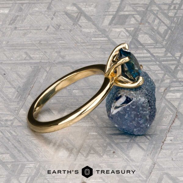 The "Flora" ring in 18K yellow gold with 1.83-carat Montana sapphire The "Flora" ring in 18K yellow gold with 1.83-carat Montana sapphire