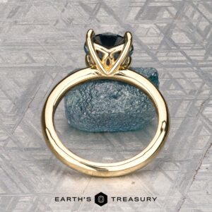 The "Flora" ring in 18K yellow gold with 1.83-carat Montana sapphire