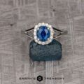The "Diana" ring in platinum with 1.09-carat Montana sapphire