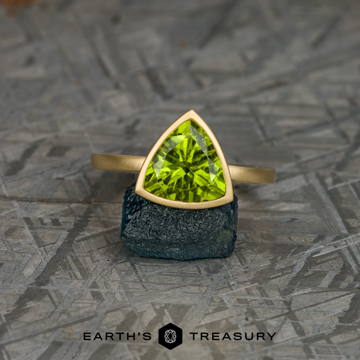 The "Emma" in 18k yellow gold, brushed, with 3.37-carat peridot
