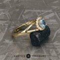The "Diana" ring in 18k yellow gold with 0.91-Carat Montana Sapphire