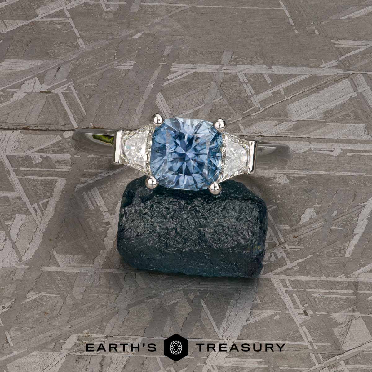 The "Cyanea" in platinum with 2.19-carat Montana sapphire