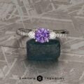 The "Lonicera" ring in 14k white gold with 1.15-carat umba sapphire