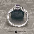 The "Lonicera" ring in 14k white gold with 1.15-carat umba sapphire