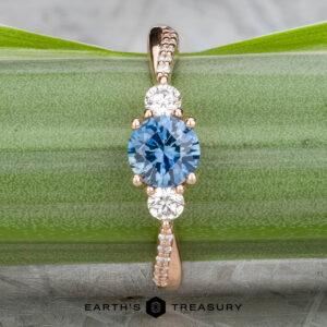 The "Lonicera" ring in 14k rose gold features a 0.93-carat Montana sapphire at its center, accented by two sparkling side stones—where nature’s elegance meets fine jewelry.