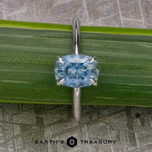 The "Tiara" Ring in 18k white gold with 2.85-carat Montana sapphire