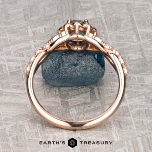 The "Passiflora" Ring in 14k rose gold with 0.99-carat Montana sapphire