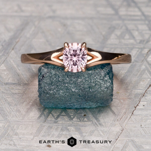 The "Cybele" ring in 14K rose gold with 0.61-carat Montana sapphire The "Cybele" ring in 14K rose gold with 0.61-carat Montana sapphire