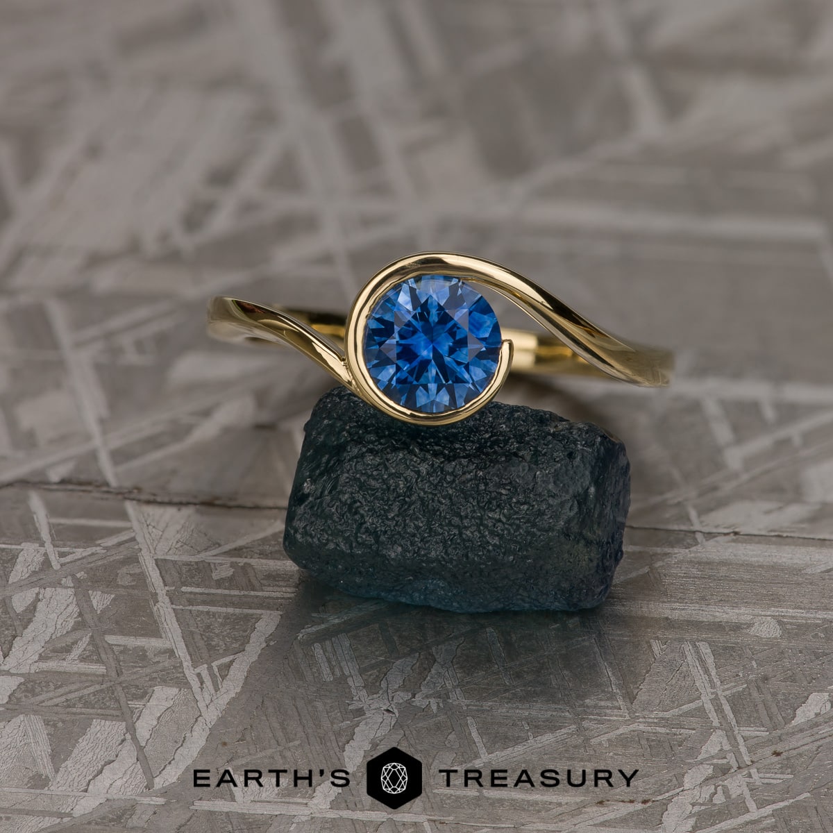 The "Calliste" in 18k yellow gold with 1.04-carat Montana sapphire