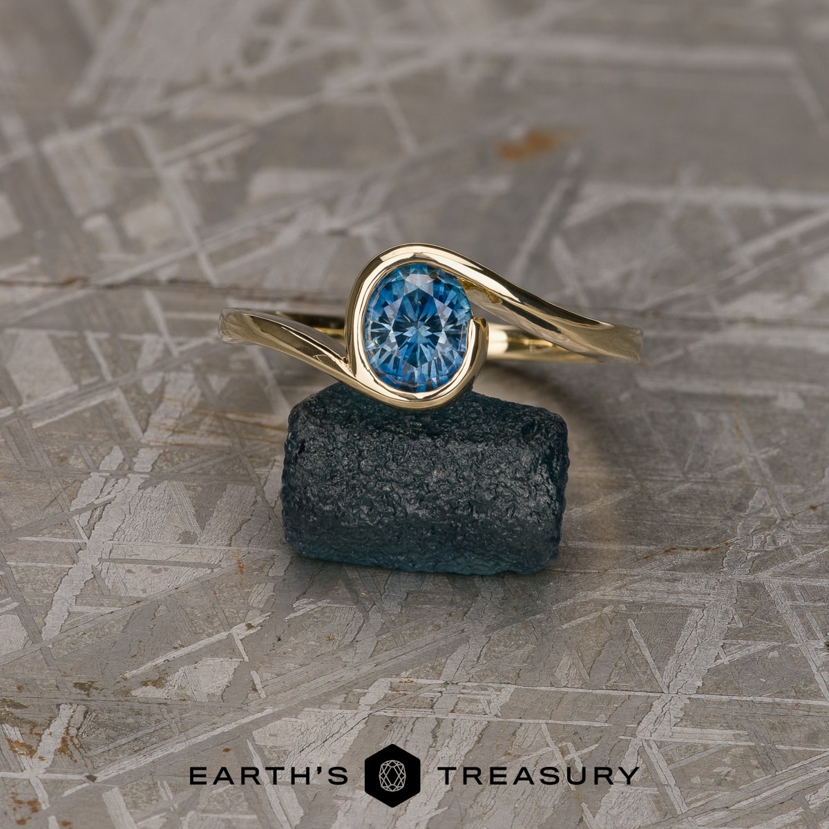 The "Calliste" Ring in 14k yellow gold with 1.10-Carat Montana Sapphire