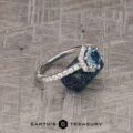 The “Ismene” ring in 14k white gold with 1.29-Carat Montana Sapphire