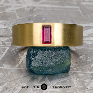 The "Kilauea" ring in 18k yellow gold, smooth and brushed