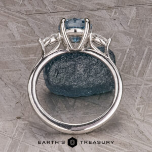 The "Auriga" ring in platinum with 1.35-carat Montana sapphire
