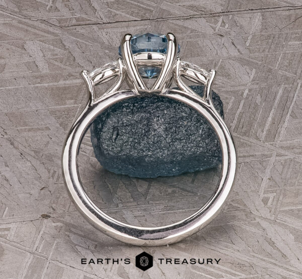 The "Auriga" ring in platinum with 1.35-carat Montana sapphire The "Auriga" ring in platinum with 1.35-carat Montana sapphire