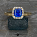 The "Margaret" ring in 18k yellow gold with 1.01-Carat Ceylon Sapphire