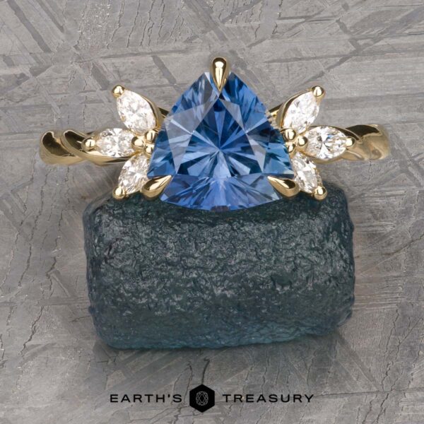 The Braided "Liriope" ring in 18k yellow gold with 1.85-carat Umba sapphire The Braided "Liriope" ring in 18k yellow gold with 1.85-carat Umba sapphire