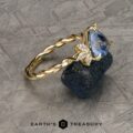 The Braided "Liriope" ring in 18k yellow gold with 1.85-carat Umba sapphire