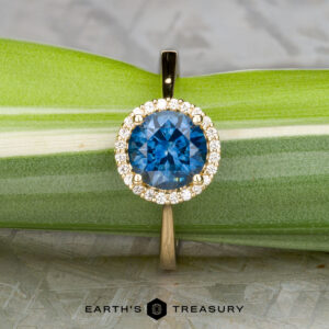 The "Margaret" ring in 18K yellow gold with 1.70-carat Montana sapphire