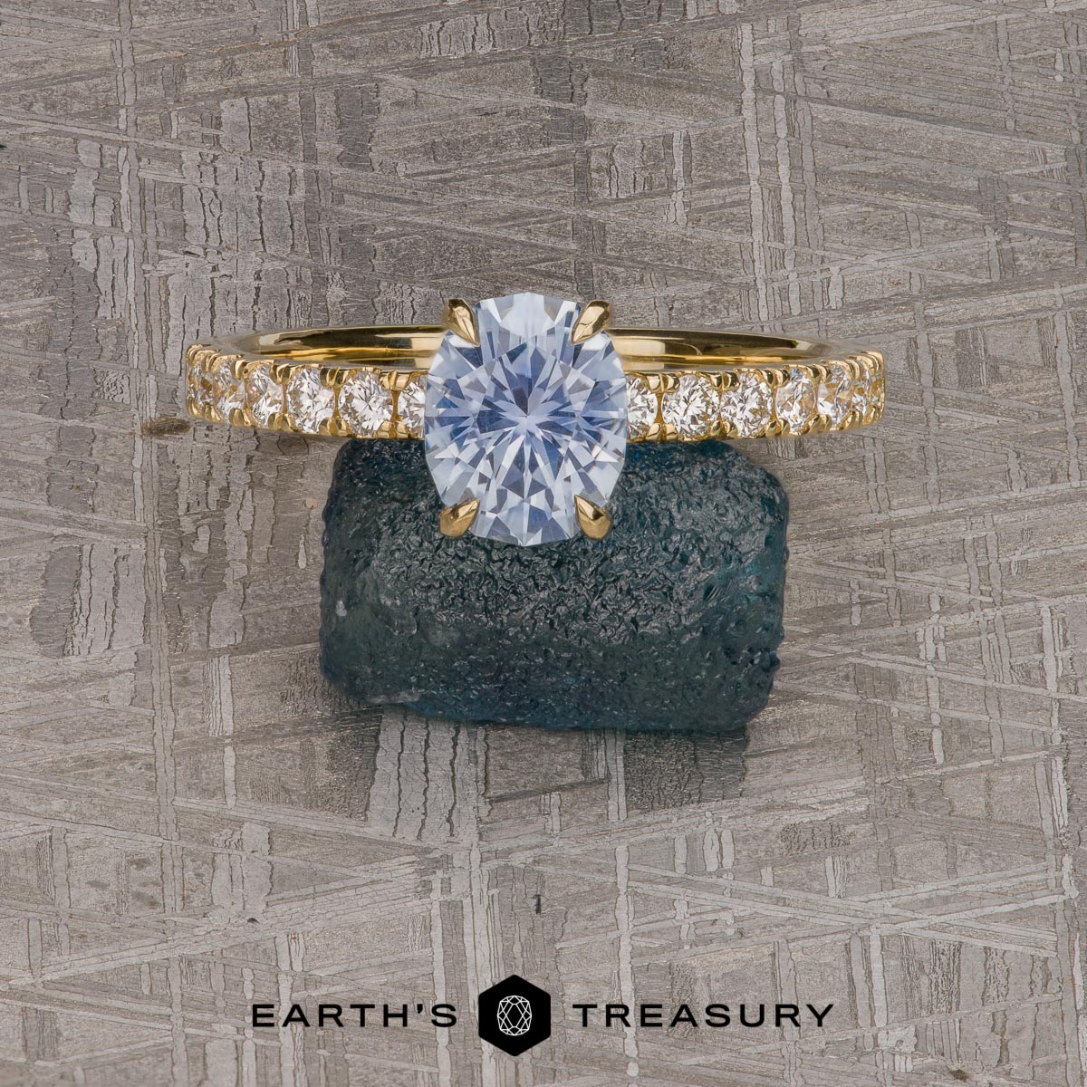 The Deluxe Pave "Amelia" Ring in 18k yellow gold with 1.62-Carat Montana Sapphire