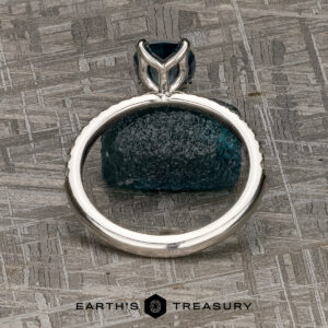 The "Heliophila" ring in platinum with 1.81-Carat Montana Sapphire