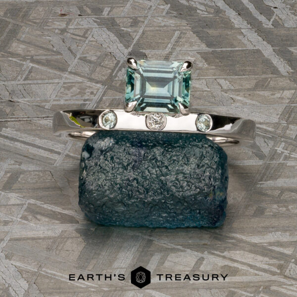 The "Aurai" Ring in 14k white gold with 1.07-Carat Montana Sapphire The "Aurai" Ring in 14k white gold with 1.07-Carat Montana Sapphire