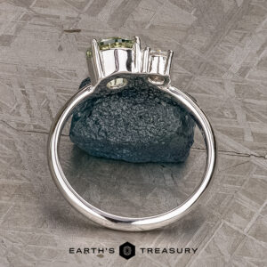 The "Hyacinth" ring in 14k white gold with 1.46-Carat Montana Sapphire