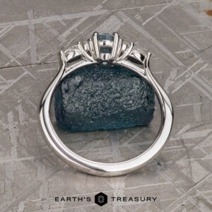 The "Vela" ring in 14k white gold with 0.62-carat Montana sapphire
