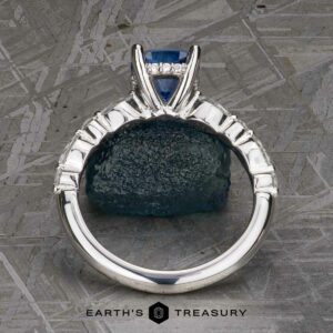 The "Clemencia" ring in platinum with 1.72-carat Ceylon sapphire