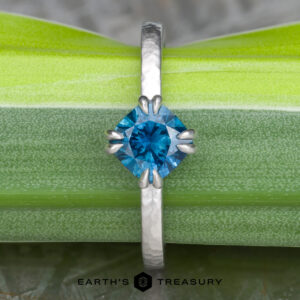 The “Capella” ring in 18k white gold, hammered and brushed, with 1.31-Carat Montana Sapphire