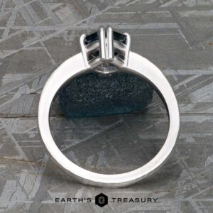 The “Capella” ring in 18k white gold, hammered and brushed, with 1.31-Carat Montana Sapphire