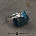 The "Halley" ring in 18k white gold with 0.91-carat Montana sapphire