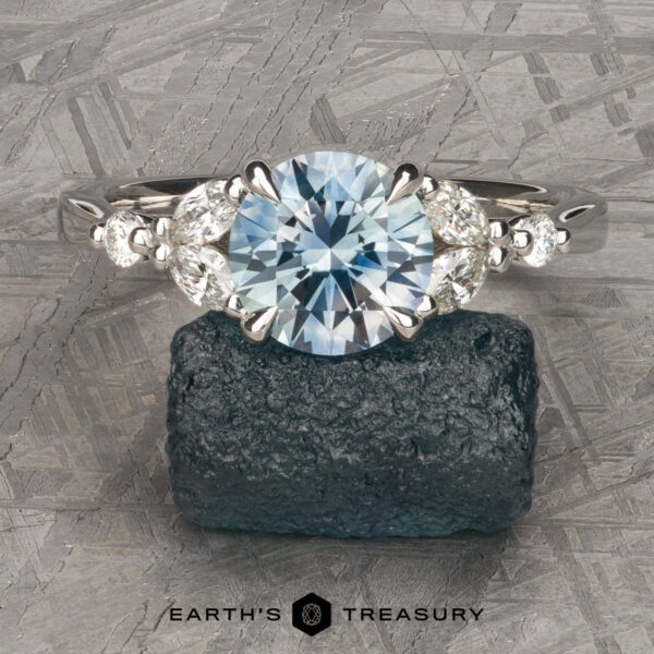 The "Cattleya" ring in platinum with 2.29-carat Montana sapphire The "Cattleya" ring in platinum with 2.29-carat Montana sapphire