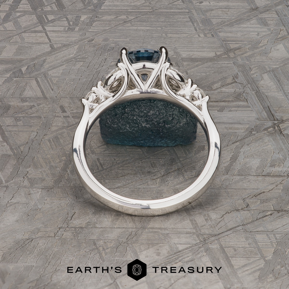 The "Cattleya" in platinum with 2.29-carat Montana sapphire