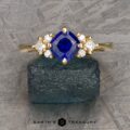 The Bypass "Sappho" ring in 18k yellow gold with 1.05-Carat Ceylon Sapphire