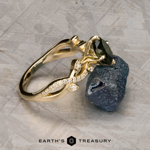 The "Laurel" ring in 14K yellow gold with 1.64-carat Australian sapphire The "Laurel" ring in 14K yellow gold with 1.64-carat Australian sapphire
