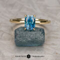 The "Clarice" ring in 18K yellow gold with 1.28-carat Montana sapphire