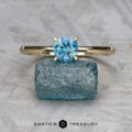 The "Lyra" ring in 14K yellow gold with 0.94-carat Montana sapph