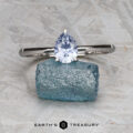 The "Lyra" ring in 14K white gold with 0.93-carat Umba sapphire