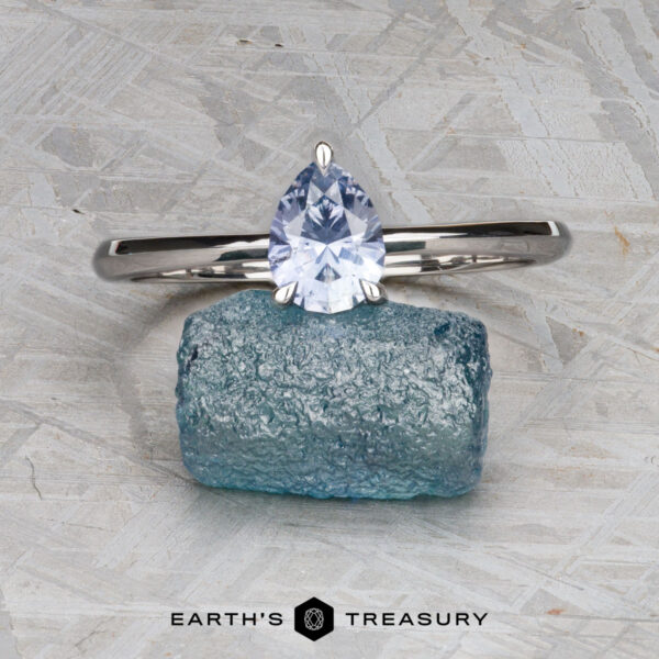 The "Lyra" ring in 14K white gold with 0.93-carat Umba sapphire The "Lyra" ring in 14K white gold with 0.93-carat Umba sapphire