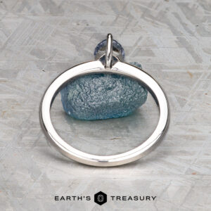 The "Lyra" ring in 14K white gold with 0.93-carat Umba sapphire