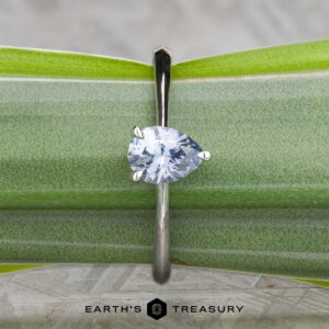 The "Lyra" ring in 14K white gold with 0.93-carat Umba sapphire