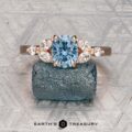 The "Cattleya" ring in 14K rose gold with 1.49-carat Montana sapphire