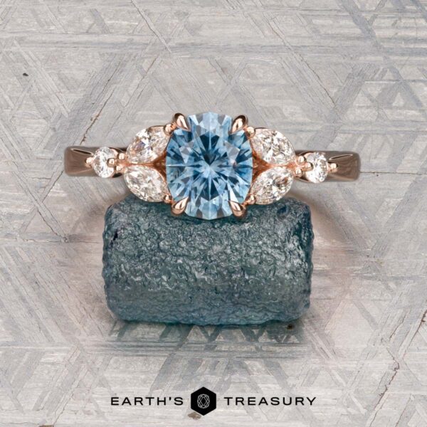 The "Cattleya" ring in 14K rose gold with 1.49-carat Montana sapphire The "Cattleya" ring in 14K rose gold with 1.49-carat Montana sapphire