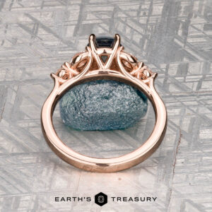 The "Cattleya" ring in 14K rose gold with 1.49-carat Montana sapphire