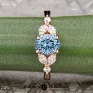 The "Cattleya" ring in 14K rose gold with 1.49-carat Montana sapphire