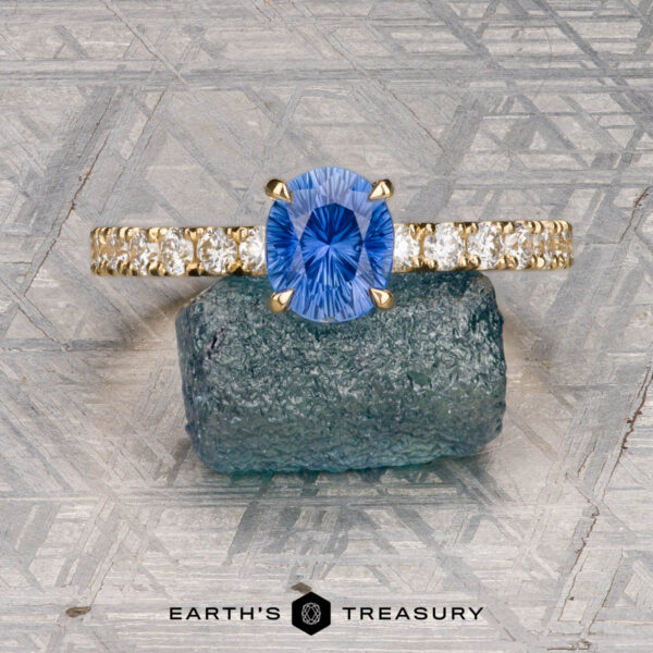 The Deluxe "Amelia" ring in 18K yellow gold with 1.27-carat Ceylon sapphire The Deluxe "Amelia" ring in 18K yellow gold with 1.27-carat Ceylon sapphire