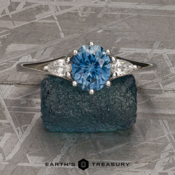 The "Virona" ring in 18k white gold with 1.03-Carat Montana Sapphire The "Virona" ring in 18k white gold with 1.03-Carat Montana Sapphire
